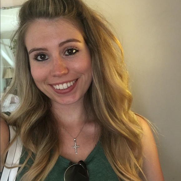 Welcome to my closet! I’m Kailey 🌺🌸 - Picture 1 of 1